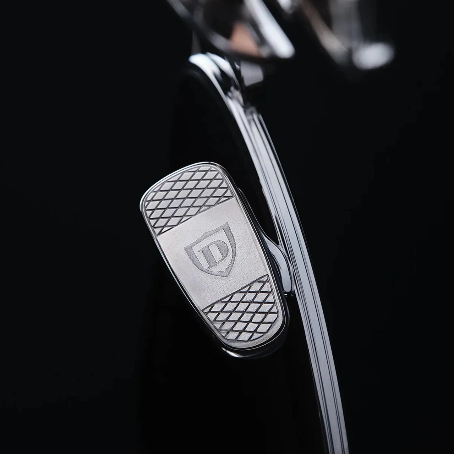 Artoa.27 // Black Iron - White Gold w/ Clear