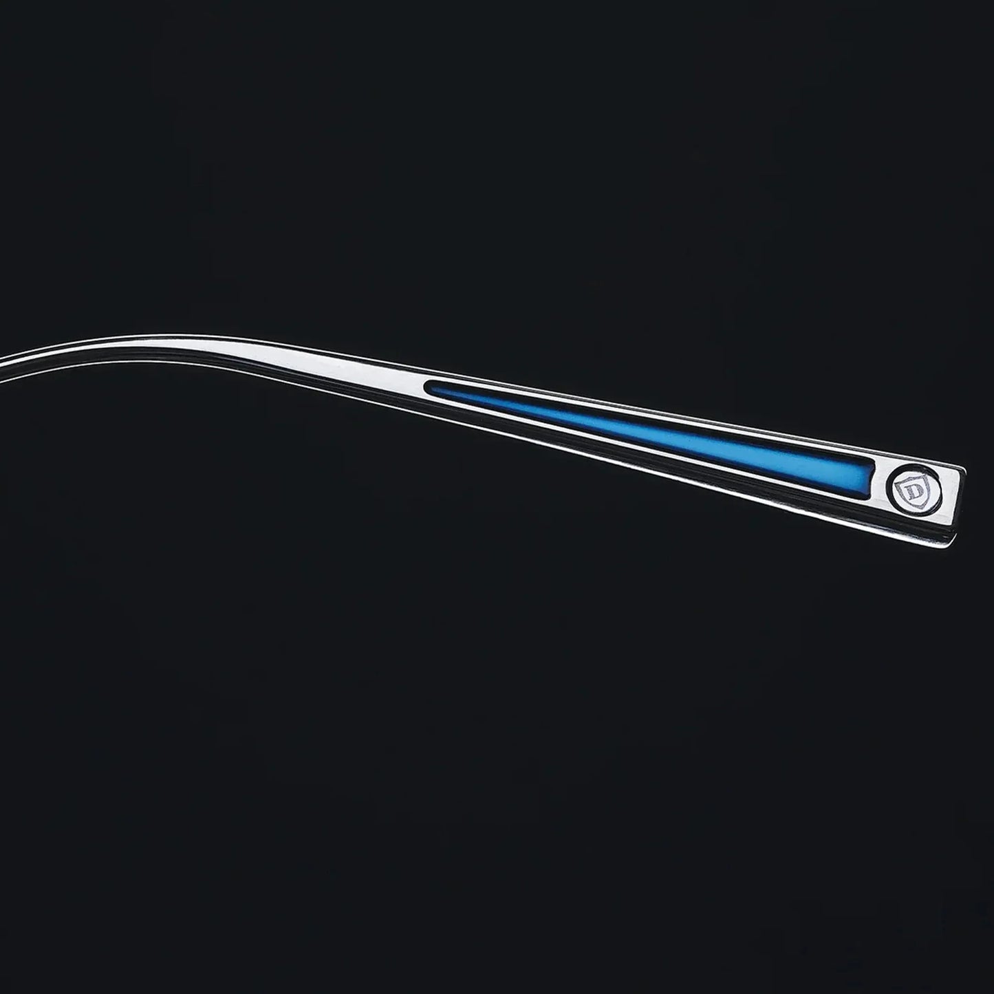 Artoa.27 // Black Iron - White Gold w/ Clear