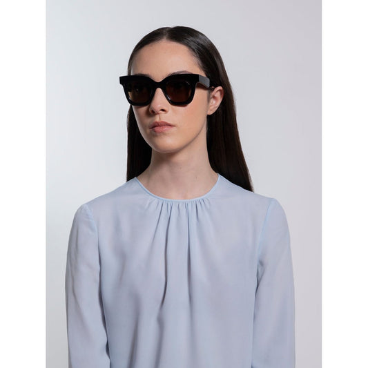 Lapima Lisa - Black worn by a model