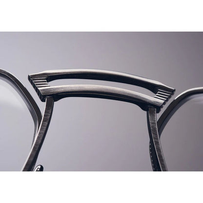 LINDSTRUM // Black Iron - White Gold